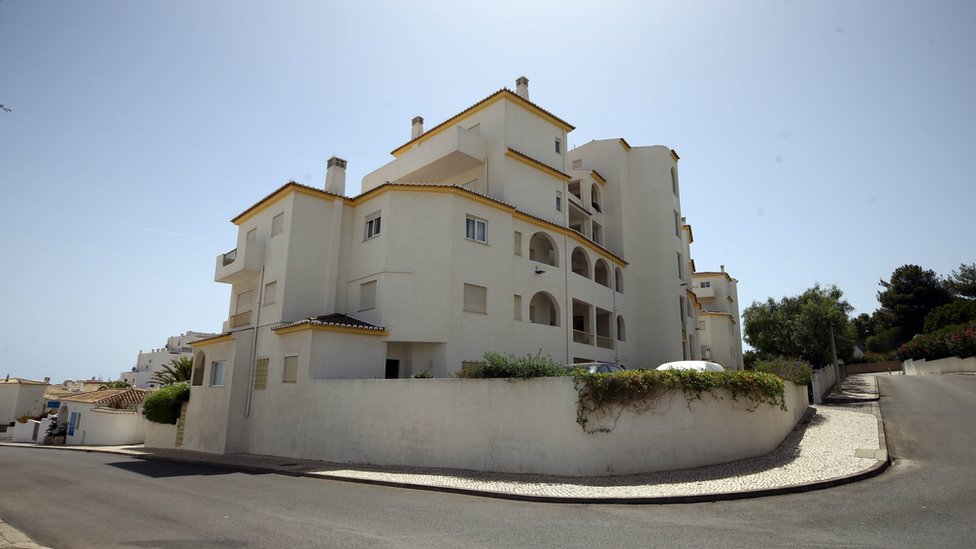Madeleine McCann desapareció de este edificio de apartamento en Luz en el Algarve El edificio de apartamentos en Luz en el Algarve, Portugal, donde desapareció Madeleine McCann