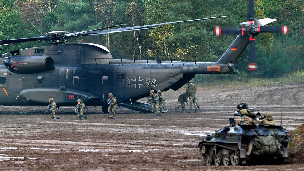 Грузовой транспортный вертолет CH-53 бундесвера вооруженных сил Германии работает в рамках познавательной учебной практики «Наземные учения 2017» на полигоне военных учений в Мюнстере на севере Германии.