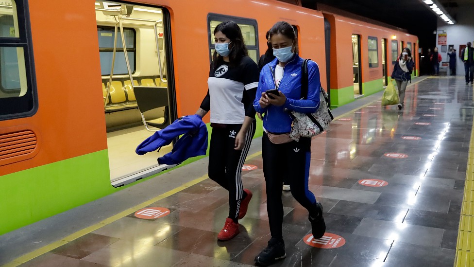 Dos jóvenes en el metro de la Ciudad de México