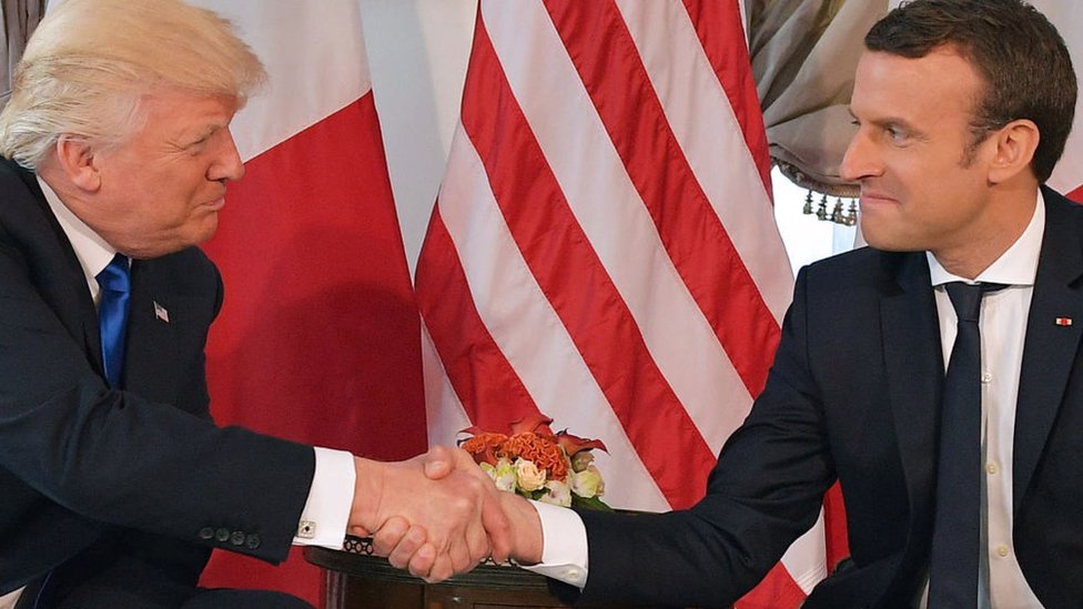 Los apretones de manos entre Trump y Macron han sido objeto de escrutinio. Trump y Macron se dan la mano