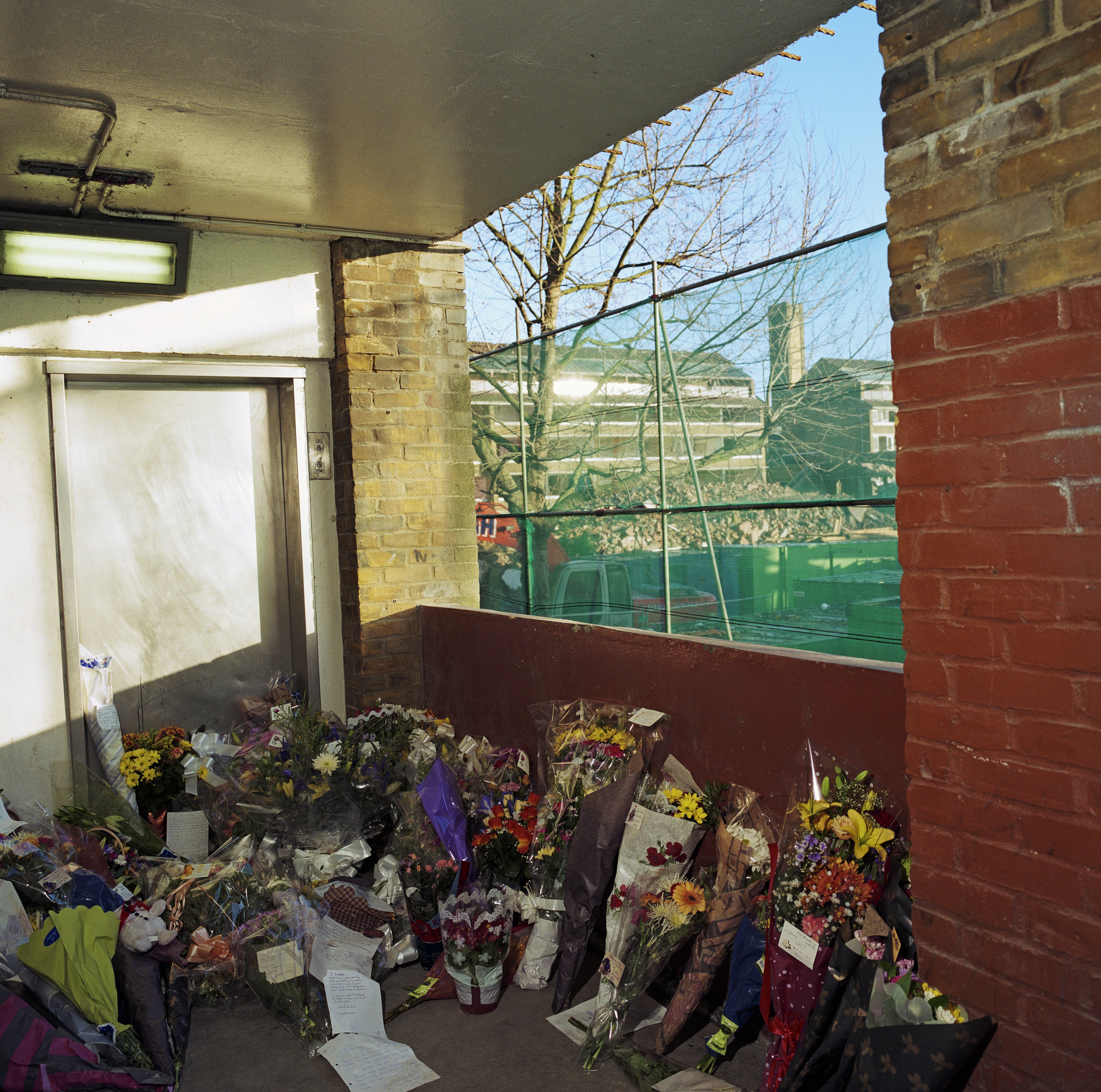 Мемориал был установлен на месте смерти убитого школьника Дамилолы Тейлора на набережной Хордл, North Peckham Estate, Лондон