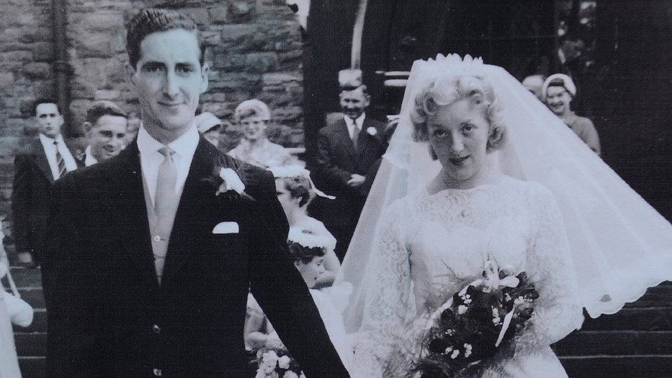 Пара в день свадьбы почти 60 лет назад