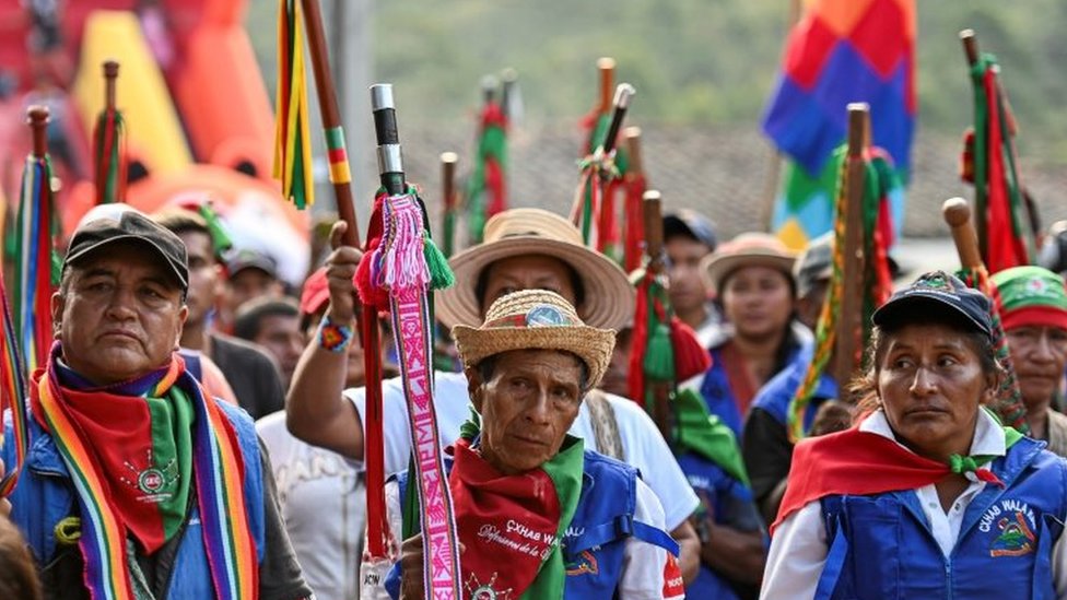 Охранники из числа коренных народов присутствуют на собрании в муниципалитете Торибио 11 октября 2019 г.