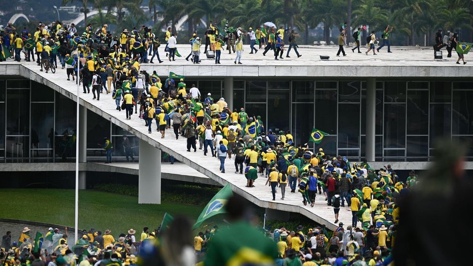 MAnifestantes en la rampa del Congreso de Brasil.