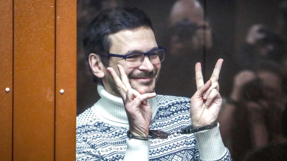 روسيا وأوكرانيا: ما ثمن معارضة فلاديمير بوتين؟ 3 Russian opposition figure and Moscow city councillor Ilya Yashin, at the Meshansky district court in Moscow, 9 December 2022