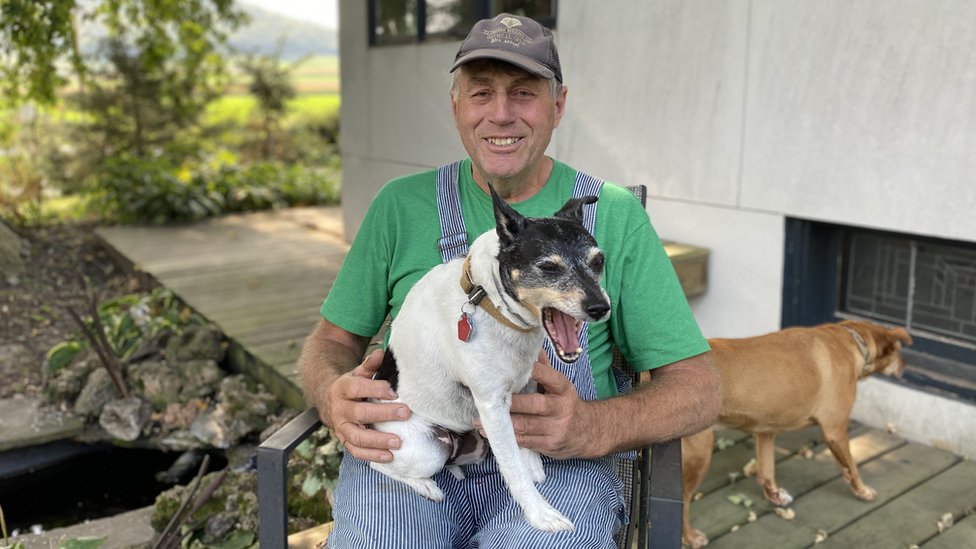 John Rosenow en el jardín de su casa.