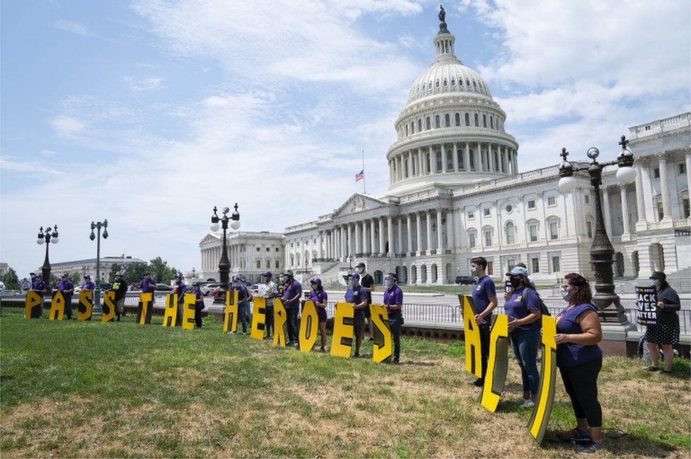 Протестующие у здания Капитолия в Вашингтоне призывают принять второй законопроект о стимулах
