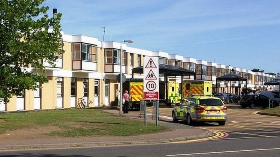 King S Lynn Queen Elizabeth Hospital Hospital Adds More Props To Hold Up Roof Bbc News