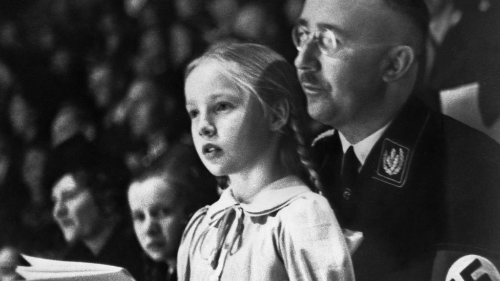 Gudrun Burwitz fotografiada con su papá, Heinrich Himmler, en 1938.