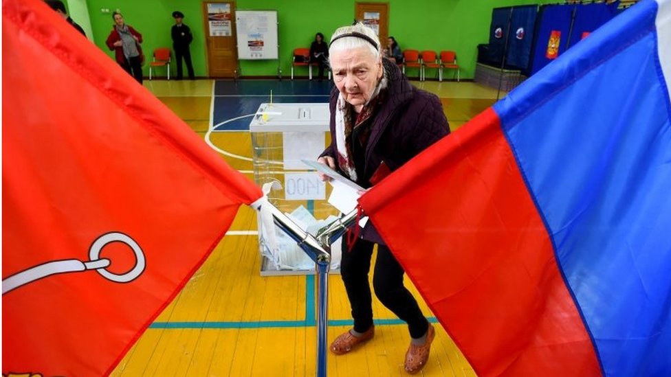 St Petersburg'da oy veren bir kadın seçmen