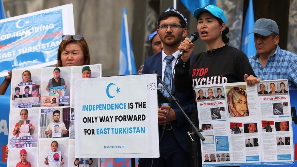 圖為維吾爾民族主義者在聯合國前舉行抗議，呼籲新疆獨立，成立「東突厥斯坦」。