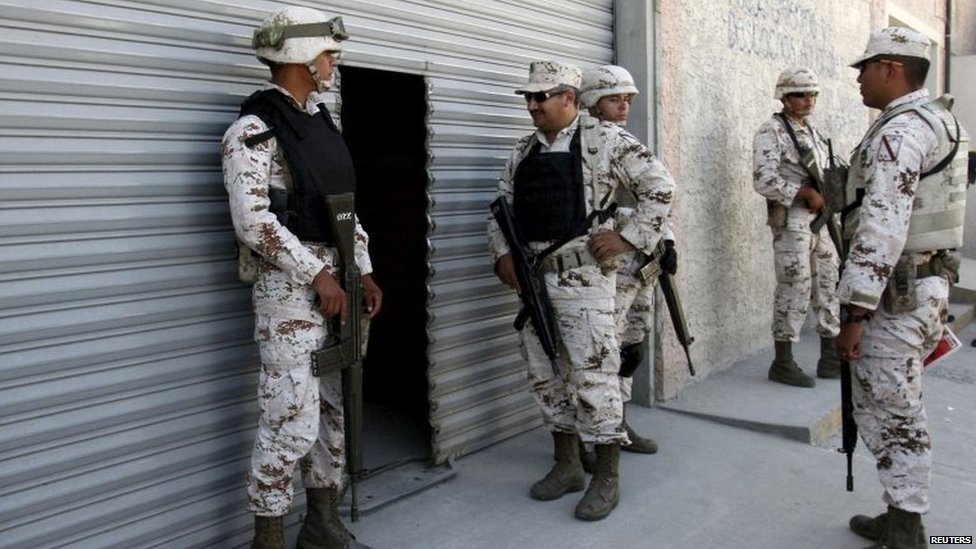 Мексиканские солдаты охраняют склад с туннелем, обнаруженным в Тихуане 2 августа 2015 года