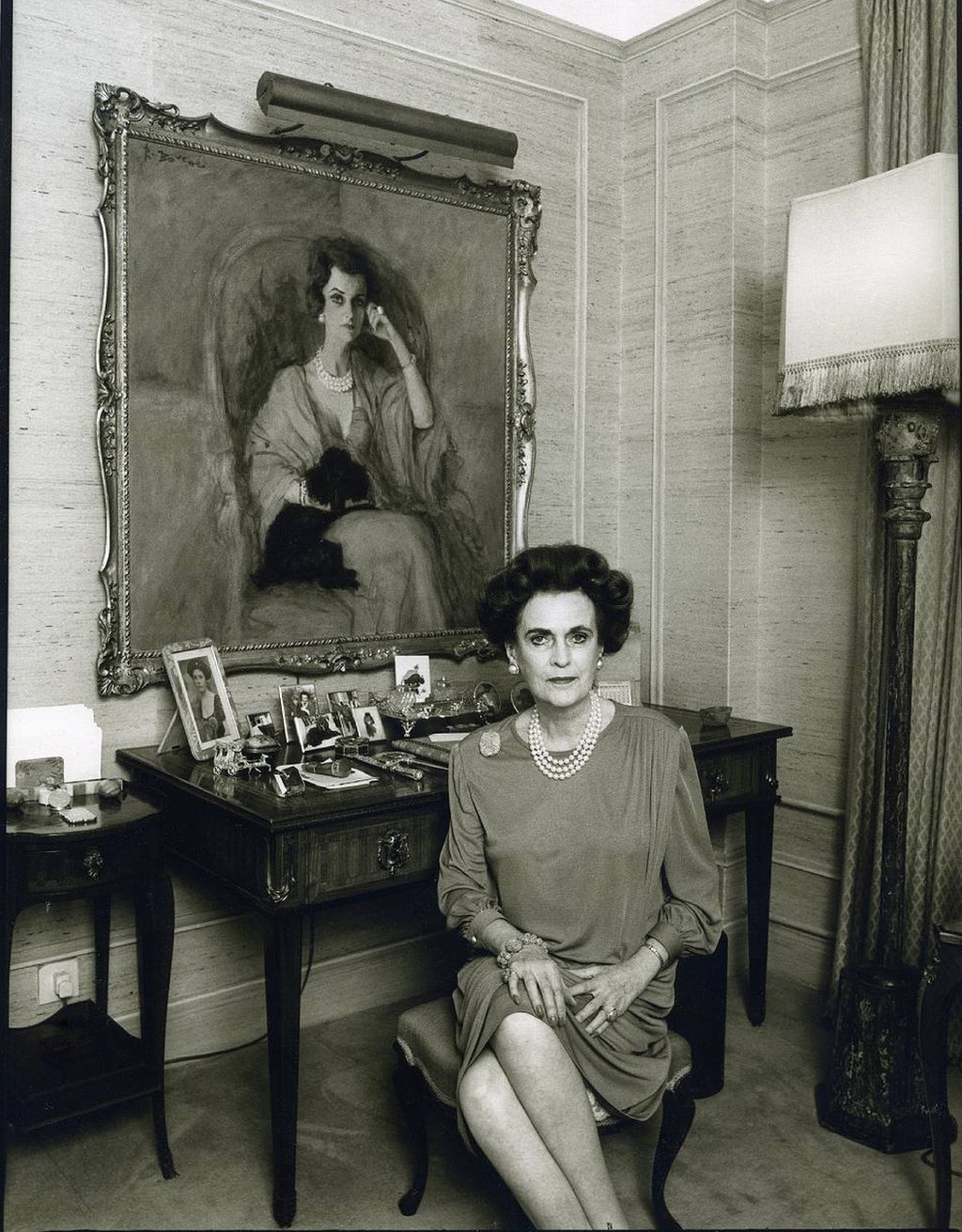 Margaret Campbell, duquesa de Argyll en un apartamento en el hotel Grosvenor House, Londres, alrededor de 1990; está sentada frente a un retrato suyo pintado en 1960 por René Bouche.