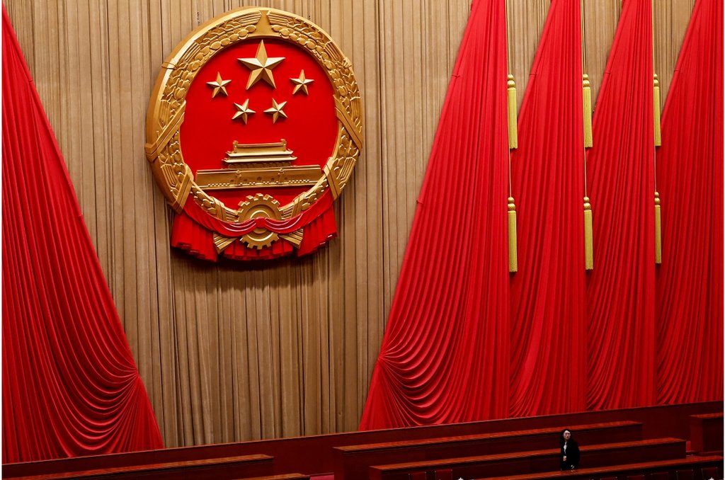 中國全國人民代表大會開幕當天，一名工作人員在北京人民大會堂內工作。