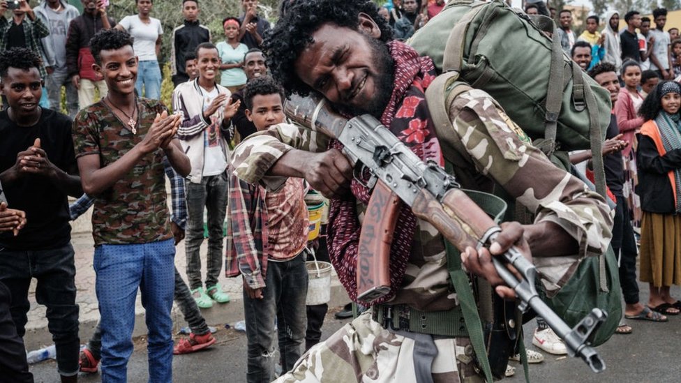 مقاتل من جبهة تحرير شعب تيغراي يسير باتجاه حقل آخر في مركز نصب تيغراي التذكاري للشهداء في ميكيلي، عاصمة منطقة تيغراي، إثيوبيا ، في 30 يونيو 2021
