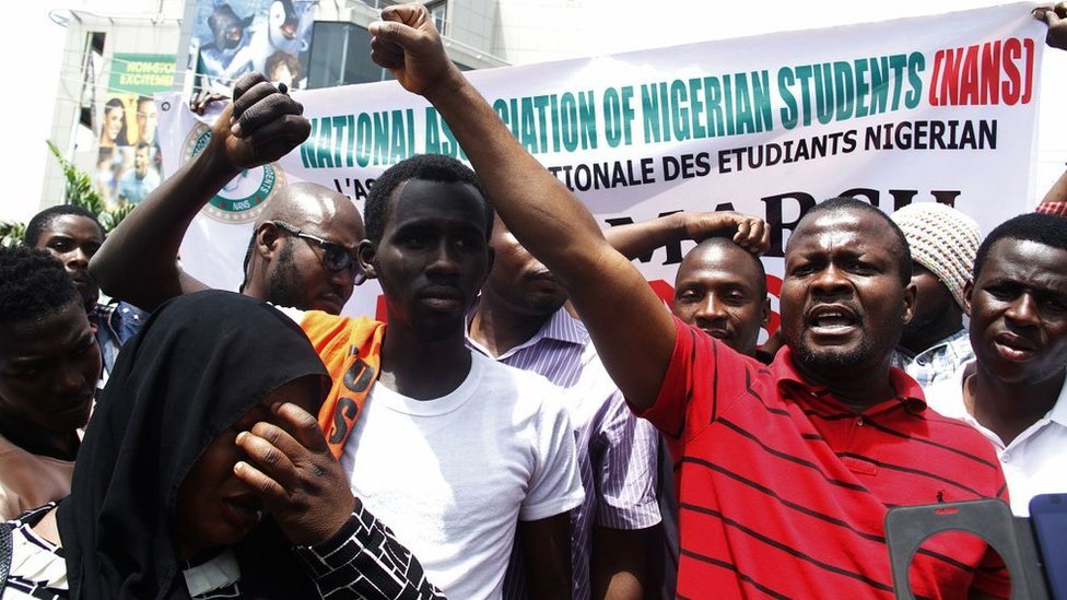 Нигерийские студенты выкрикивают лозунги против Южной Африки, когда они протестуют перед штаб-квартирой Южноафриканского цифрового спутникового телевидения (DSTV) в Нигерии в Абудже против недавнего всплеска нападений на иностранных граждан в Южной Африке 23 февраля 2017 г.