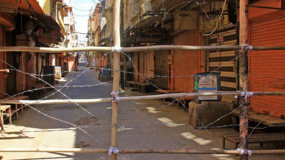 Полиция заблокировала переулок проводами, чтобы ограничить движение в чувствительной зоне COVID-19