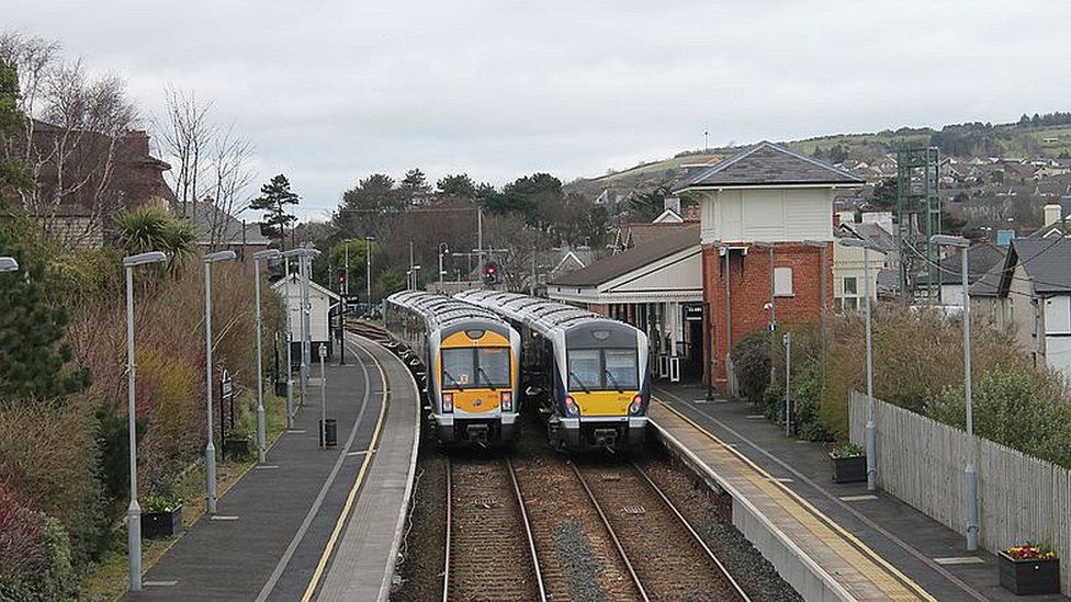 Два поезда проезжают друг друга на станции Уайтхед