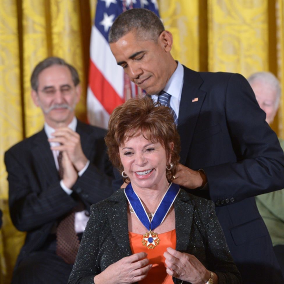 Barack Obama poniéndole la Medalla de la Libertad a Isabel Allende.