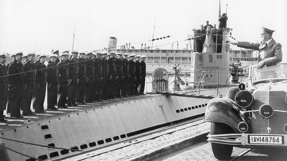 Hitler frente a un submarino nazi.