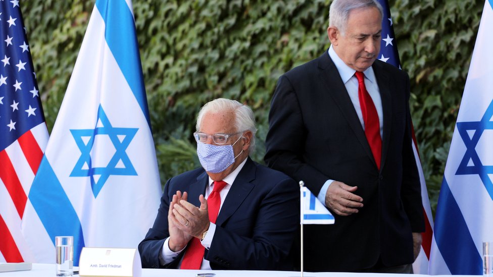 US ambassador to Israel David Friedman claps as Israeli Prime Minister Benjamin Netanyahu walks behind him at a ceremony in the settlement of Ariel in the occupied West Bank (28 October 2020)