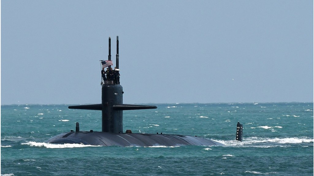 一艘核動力美國海軍潛艇駛入卡納維拉爾港的海軍港口。