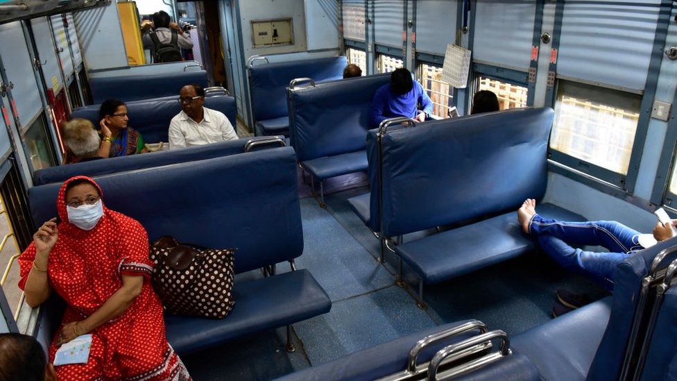 После вспышки коронавируса в CSMT 16 марта 2020 года в Мумбаи, Индия, наблюдалось снижение количества пассажиров, путешествующих из Мумбаи в Пуну в Декан-Квин, от 25% до 30%.