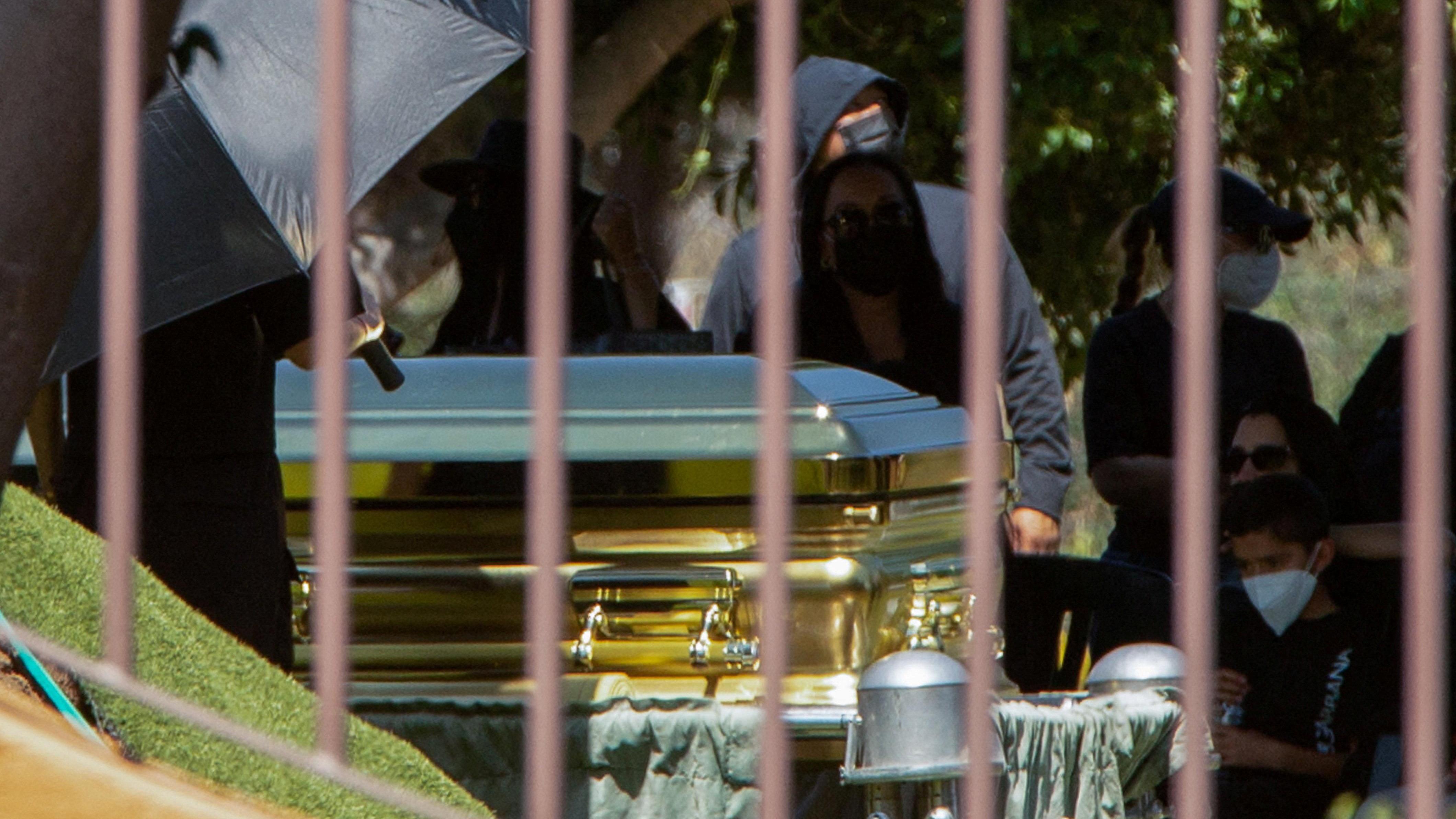 Mexican drug lord 'El Mencho' buried in golden coffin - BBC News