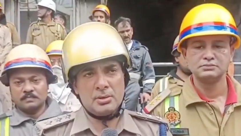 नोएडा की सोसाइटी में लगी आग को लेकर दमकल विभाग ने क्या कहा?