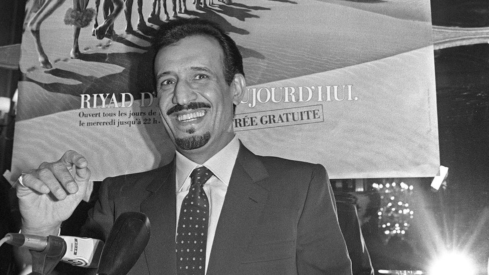 Принц Салман бин Абдулазиз обращается к средствам массовой информации в Париже, Франция (5 декабря 1986 г.)