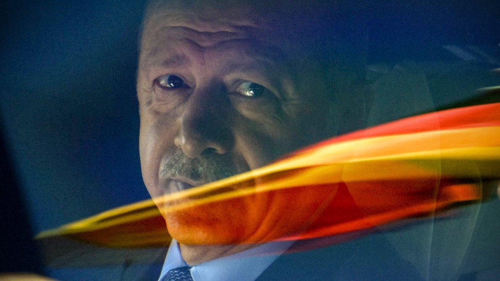 Президент Турции Реджеп Тайип Эрдоган сидит в машине за отражением немецкого флага, когда он отправляется после своего прибытия из аэропорта Берлин Тегель с официальным визитом в Берлин, Германия, 27 сентября 2018 года.