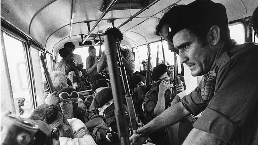 Edén Pastora en el bus que levó a los comandos y prisioneros sandinistas liberados al aeropuerto.