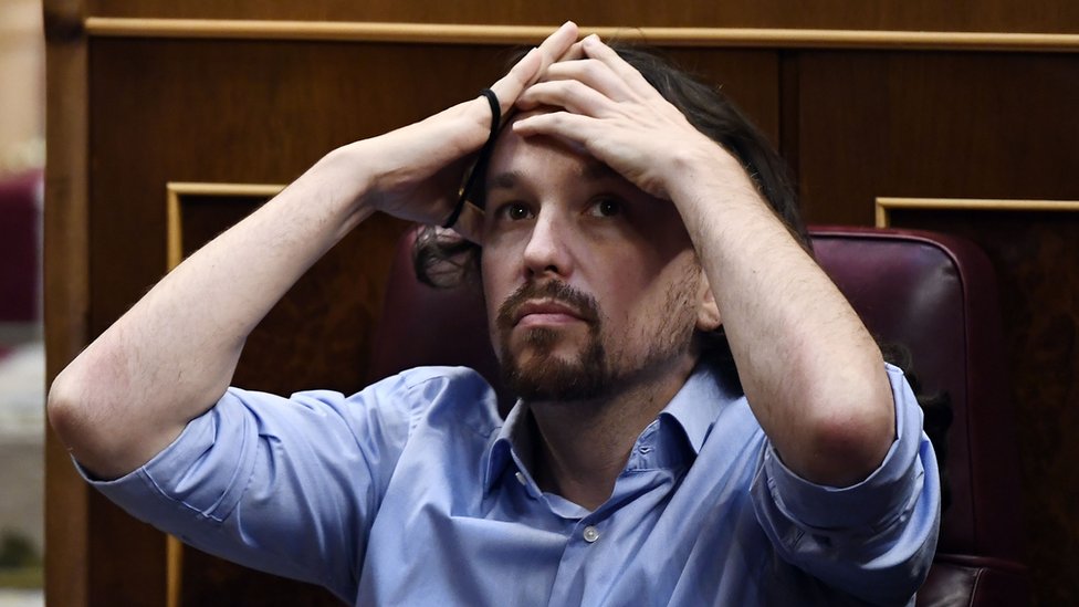 Лидер испанской крайне левой партии Podemos Пабло Иглесиас укладывает волосы во второй день парламентских дебатов по инвестициям, чтобы проголосовать за премьер-министра на испанском Конгрессе (Лас Кортес) в Мадриде 23 июля 2019 года