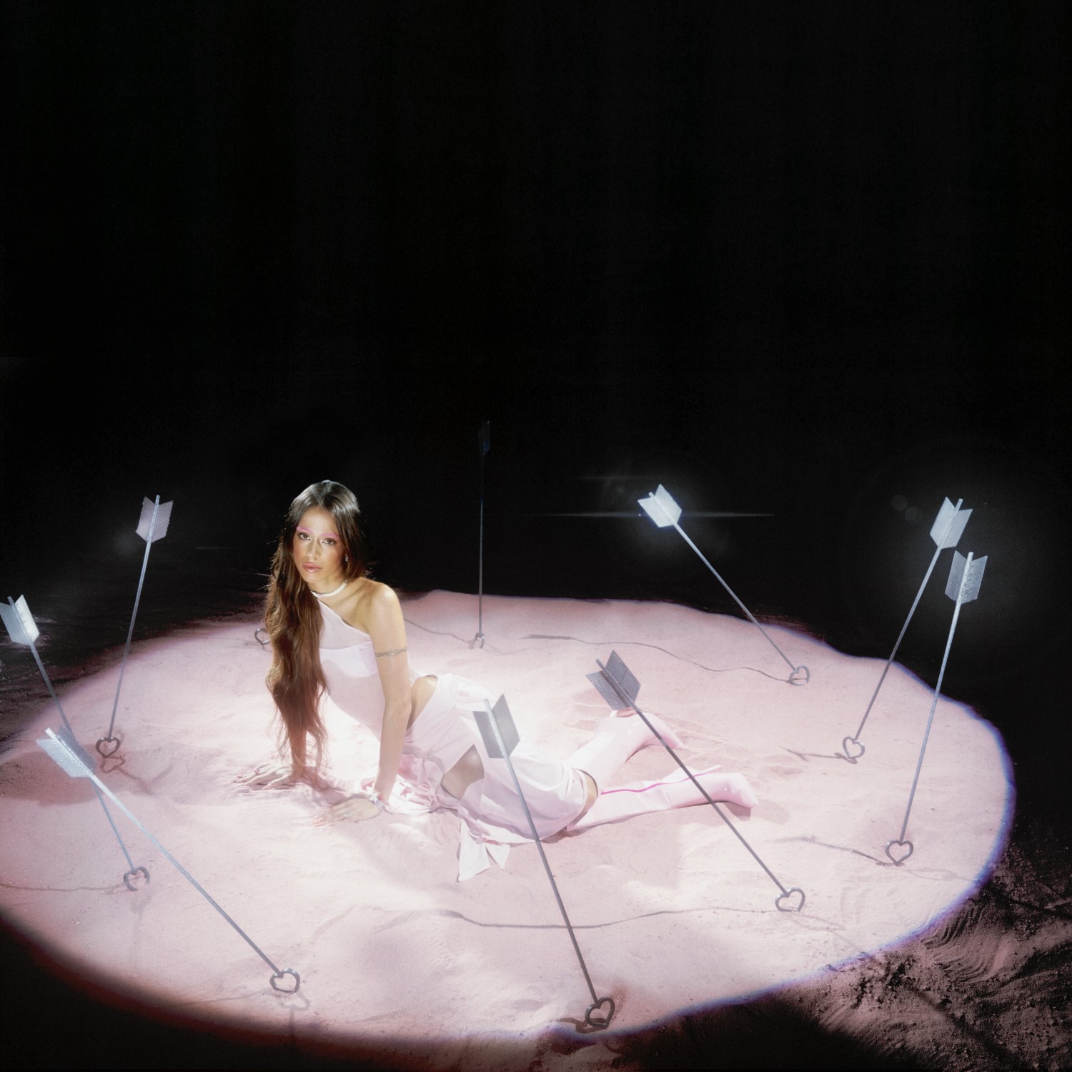 Imagen promocional del video del sencillo Cupido, que da nombre al nuevo disco de Tini.