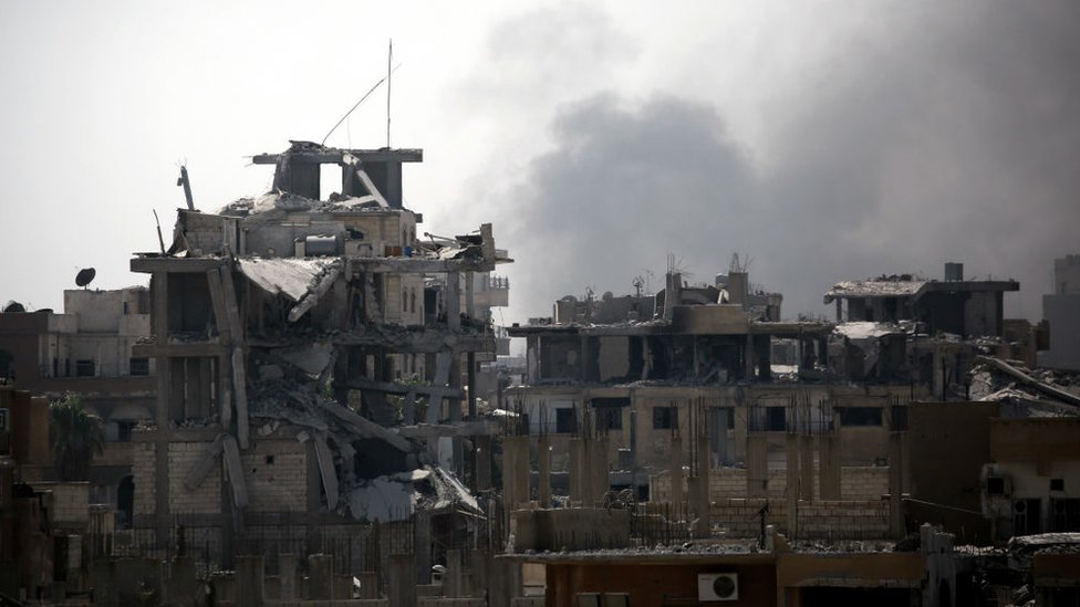 Con el apoyo de la coalición internacional que lidera EE.UU., los milicianos de la Fuerzas Democráticas Sirias avanzan sobre Raqa. Raqa.