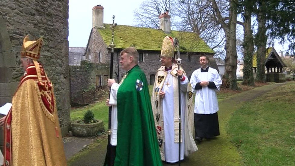 Самый преподобный Джон Дэвис входит в Бреконский собор перед интронизацией