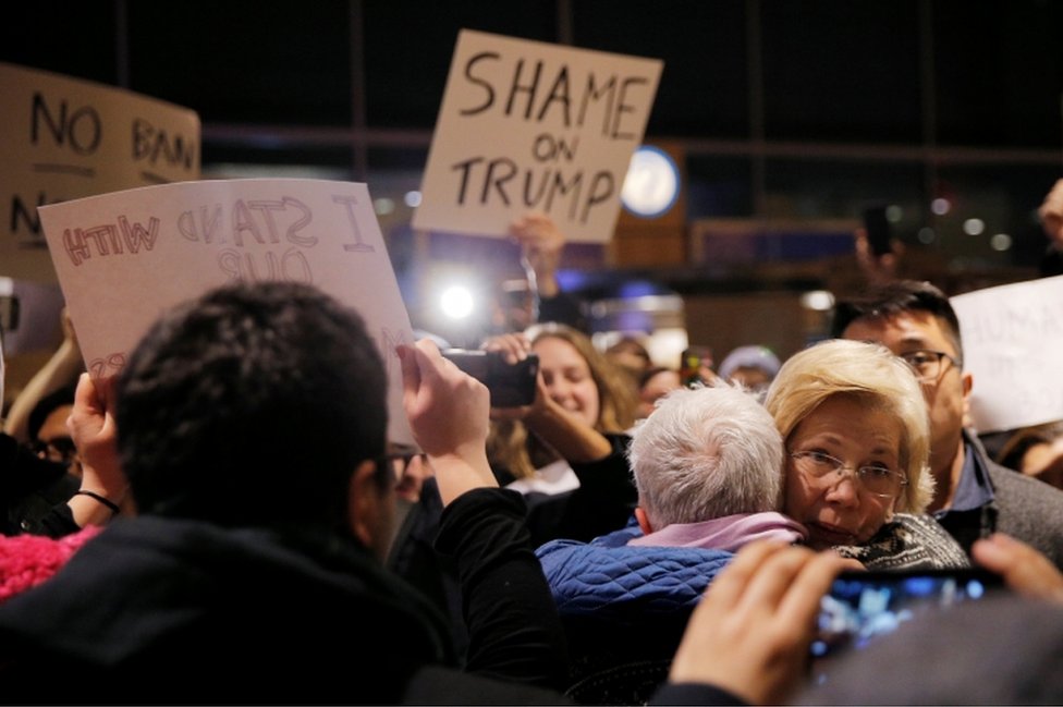 Сенатор США Элизабет Уоррен приветствует демонстрантов, протестующих против указа в аэропорту Логан в Бостоне.