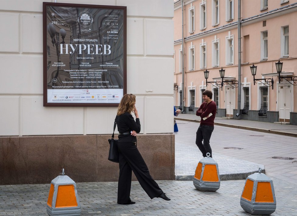 A pesar de los rumores y las sospechas de censura, hay quien cree que el motivo por el que se pospuso el ballet es la calidad. Mujer ante el cartel que anuncia el estreno de "Nureyev" en Moscú.