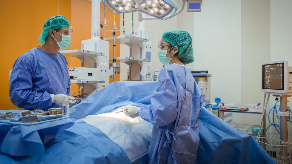 Doctores durante una operación
