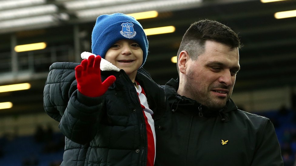La neuroblastoma causa la muerte de uno de cada seis niños con cáncer. Bradley con su padre Carl en un partido de fútbol entre Everton y Sunderland