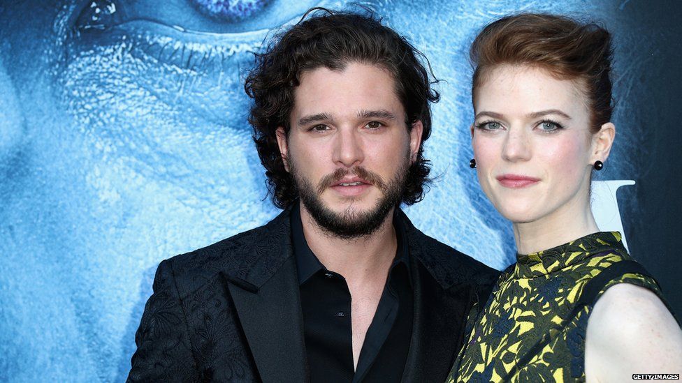 Harington anunció hace poco su compromiso con la actriz Leslie Rose. Harington