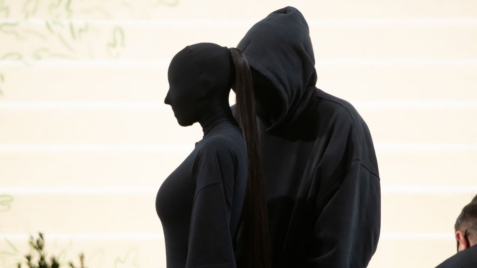 Kim Kardashian y Demna Gvasalia en la Met Gala 2021 vestidas de negro.