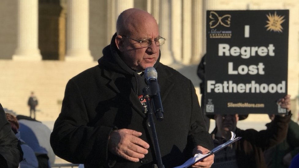 El reverendo Stephen Imbarrato haciendo campaña antiaborto delante de la Corte Suprema de EE.UU.