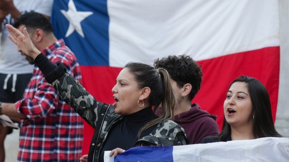 Dos mujeres en las protestas de Chile.