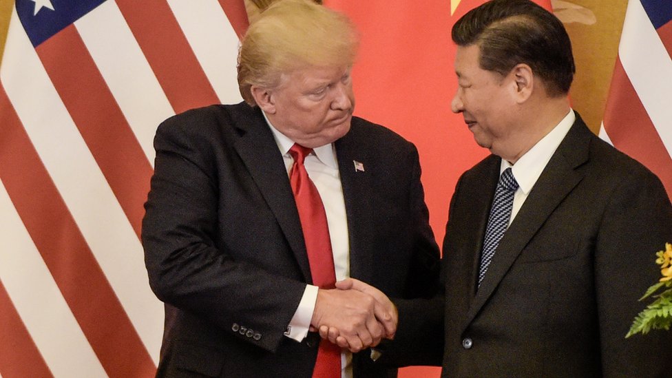 Президент США Дональд Трамп пожимает руку президенту Китая Си Цзиньпину