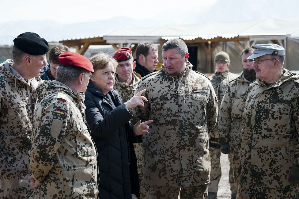 默克爾在阿富汗探訪德國部隊。