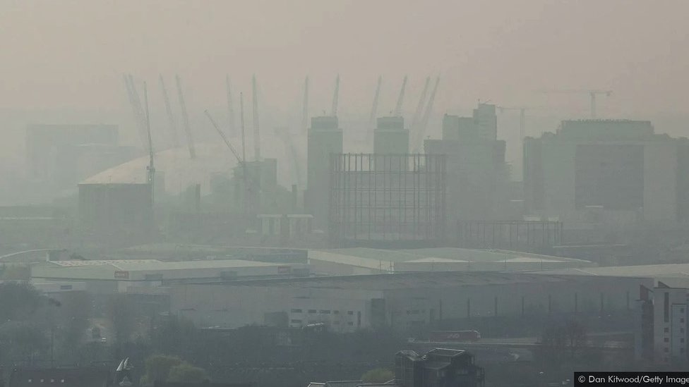 Smog zaklanja pogled na londonsku arenu 02 u aprilu 2014. godine