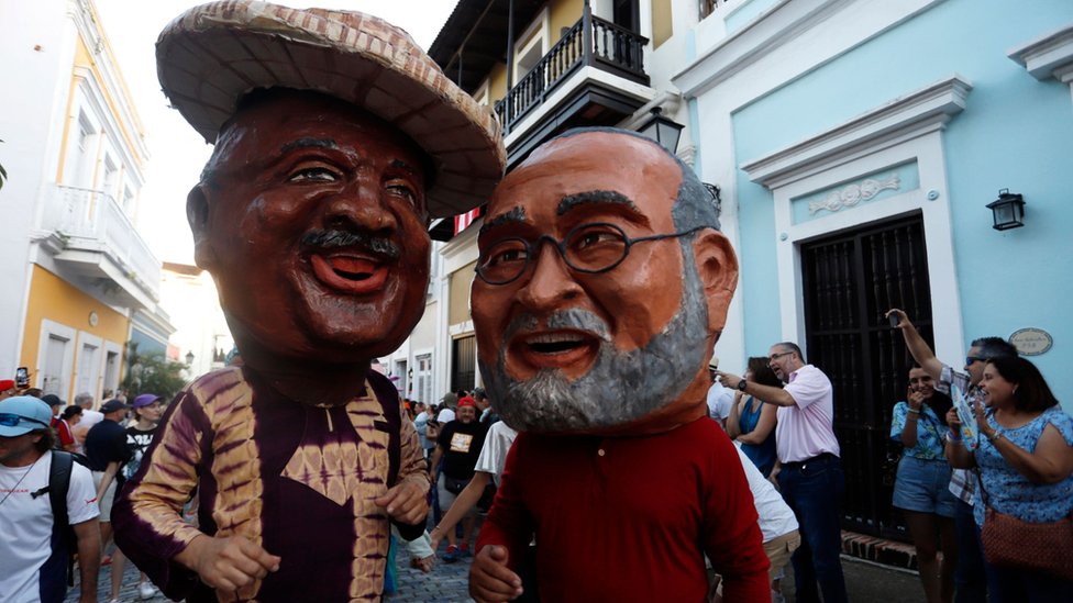 Dos cabezudos en las Fiestas de la Calle San Sebastián en enero de 2023.