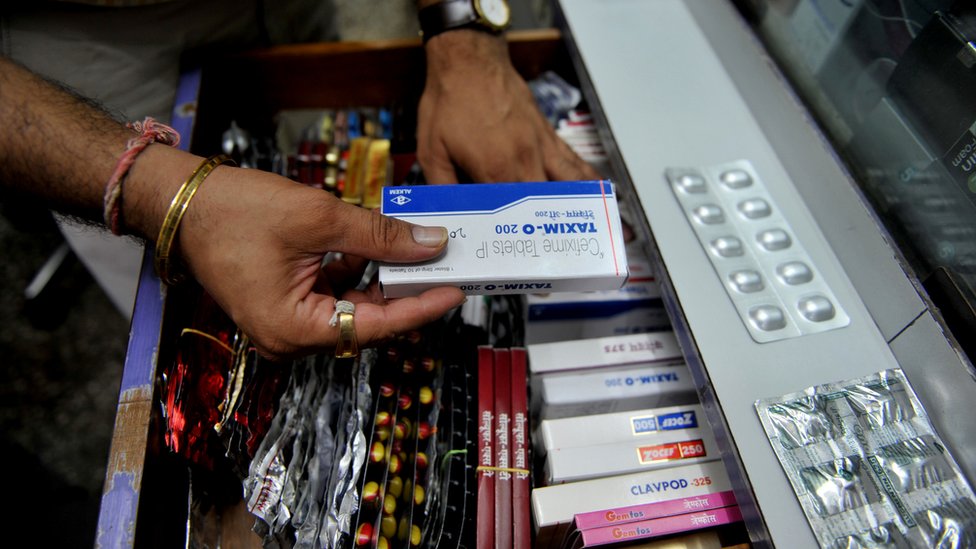 Антибиотики выставлены в аптеке в Мумбаи