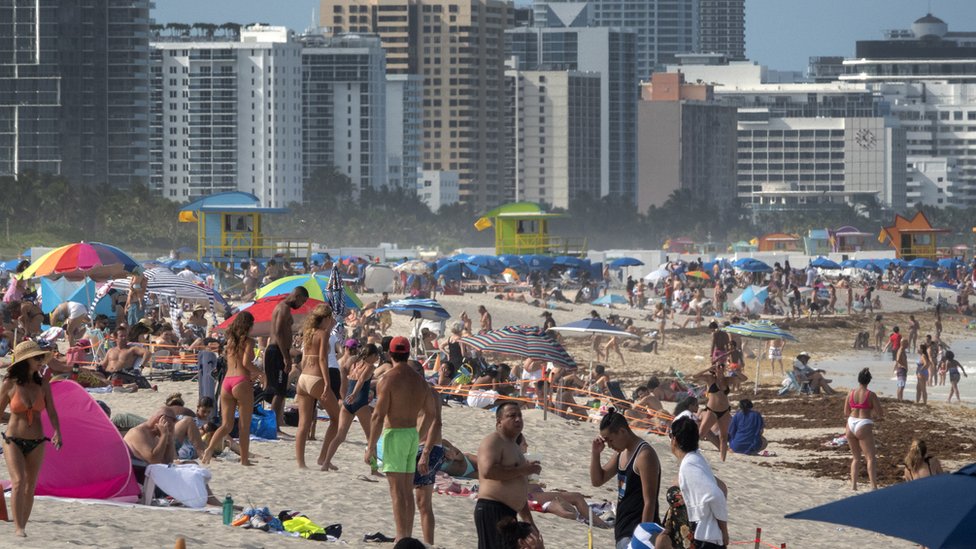 Playa de Miami llena de gente el 26 de junio de 2020